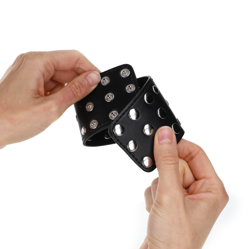 KINK - MENOTTES DE POIGNET AVEC FERMETURE À PRESSION, PLEINES DE RIVETS NOIRS, RÉGLABLES 19-24 CM X 5.5 CM