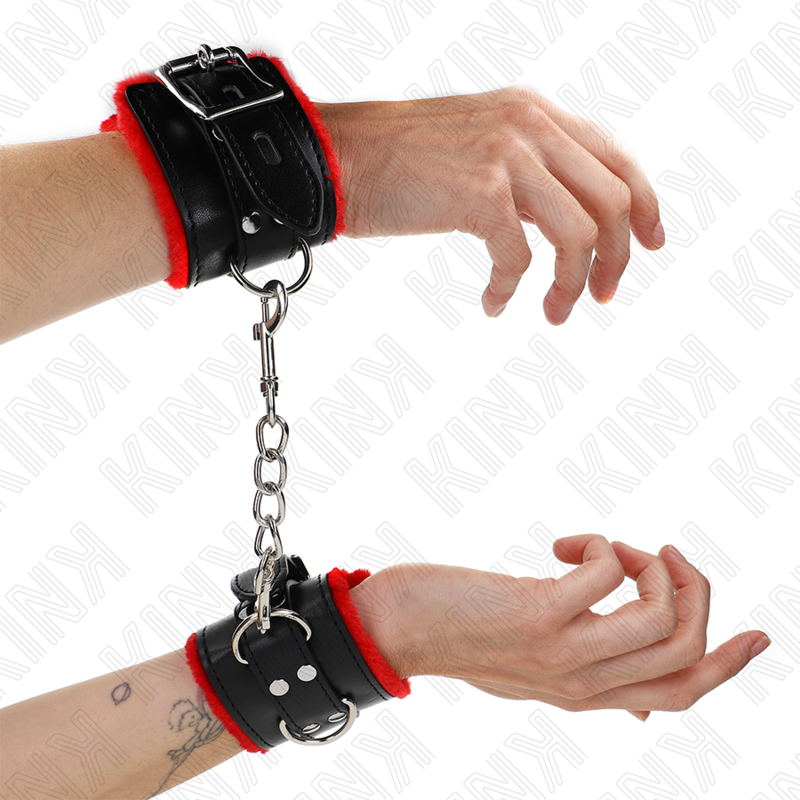KINK - MENOTTES DE POIGNETS DOUBLÉES FOURRURE AVEC TROUS CARRÉS ROUGE ET NOIR SANGLE AJUSTABLE 17-29 CM X 6 CM