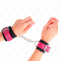 KINK - MENOTTES DE POIGNET EN NYLON NOIR AVEC SANGLE EN SIMILICUIR ROSE FRAMBOISE AJUSTABLES 19-29 CM X 5,1 CM