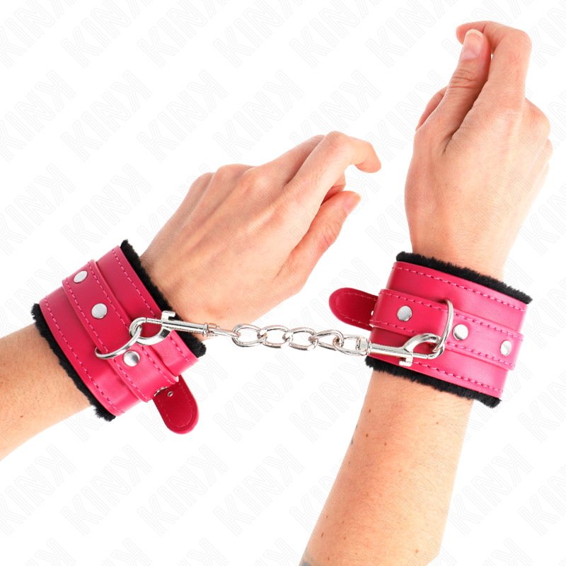 KINK – HOCHWERTIGE PELZGEFÜTTERTE HANDFESSELN SCHWARZ MIT HIMBEERROSENGÜRTEL VERSTELLBAR 17-29 CM X 6 CM