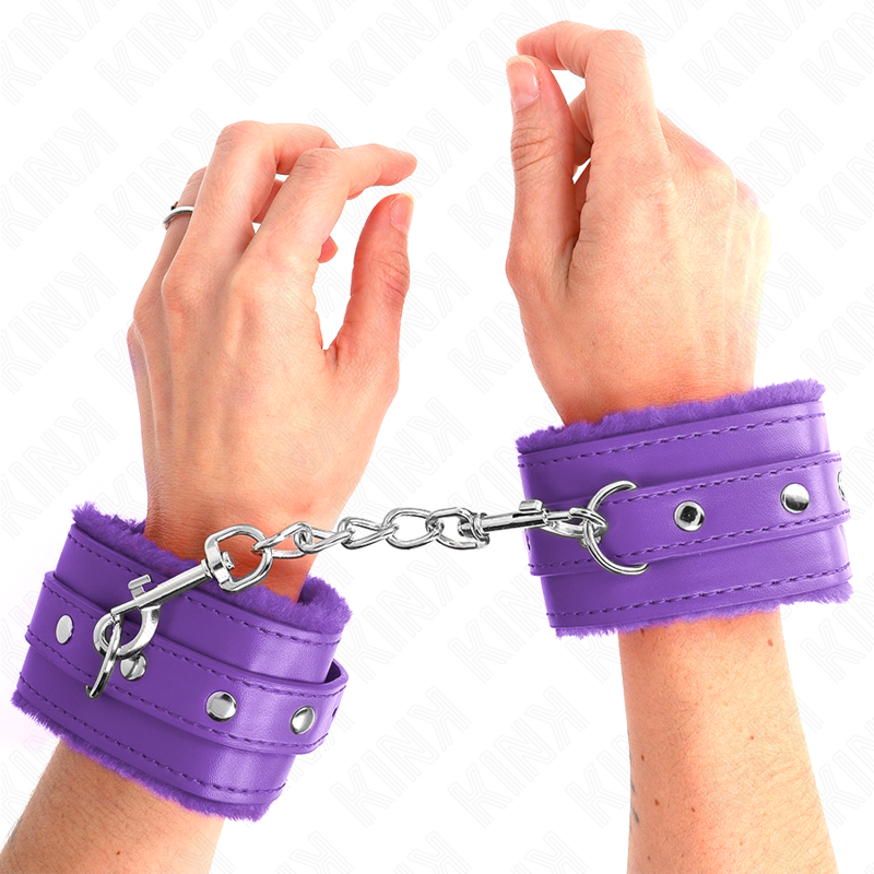 KINK - PREMIUM PELZGEFÜTTERTE HANDFESSELN LILA MIT LILA RIEMEN VERSTELLBAR 17-29 CM X 6 CM